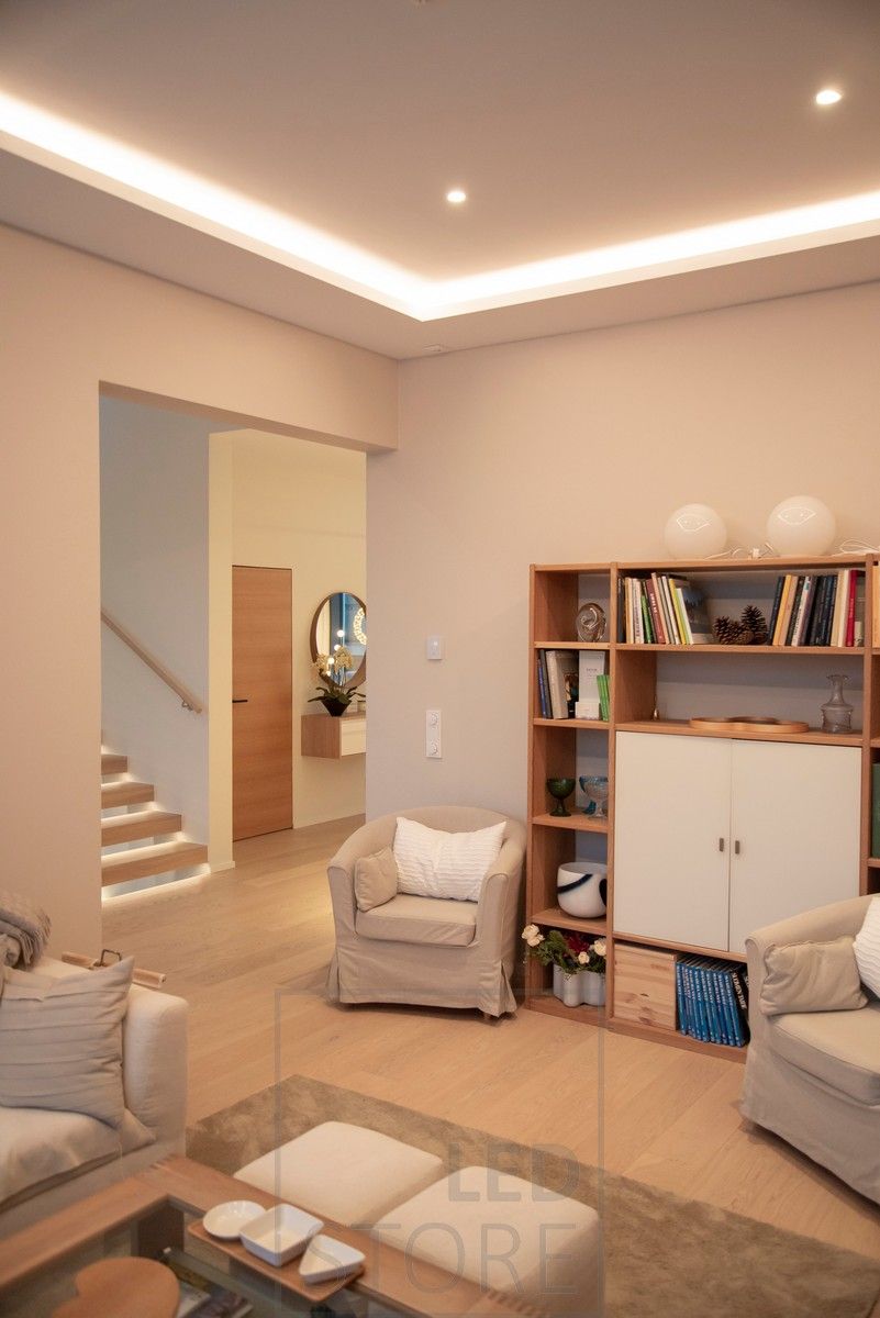 I vardagsrummet, runda spotlights som downlights och en LED-list som indirekt ljus i downlight-klippet. Ledstore.fi